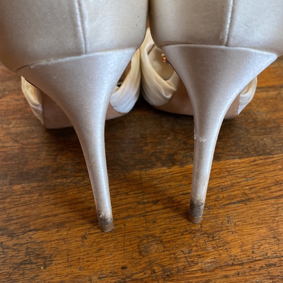 White peep toe Badgley Mischka heels with stunning embellishment - Picture 8 of 9